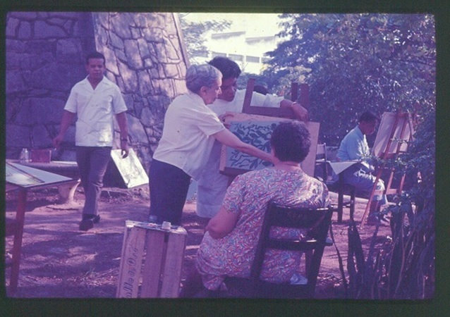 Nise da Silveira entre pacientes pintando.